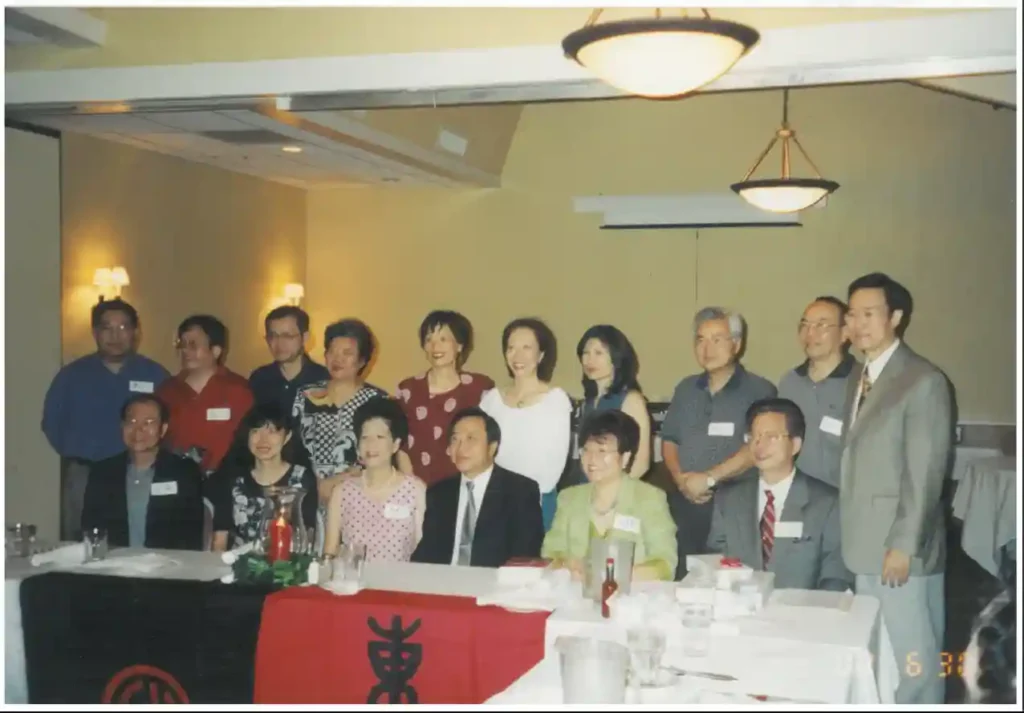 2002 年 6 月 30 日劉源俊校長與加西校友會於溫哥華會合影。
