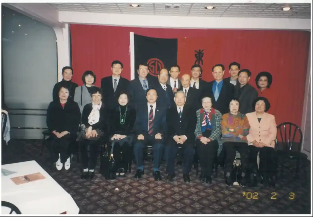 2002 年 2 月 3 日劉源俊校長與美東校友會合影。