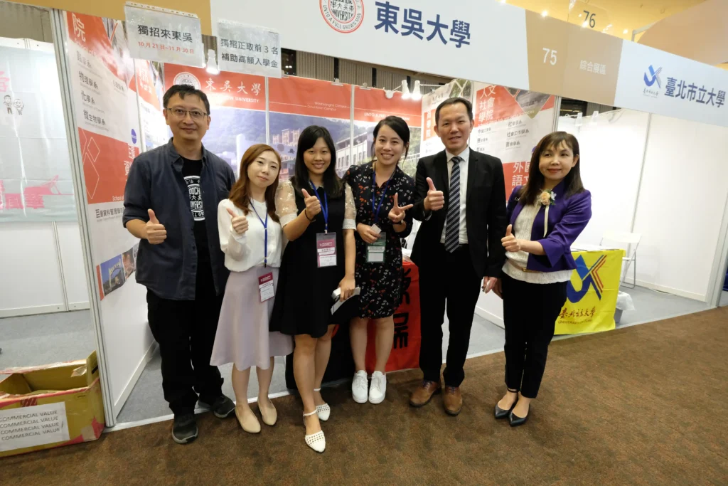 支援臺灣高等教育展母校攤位。