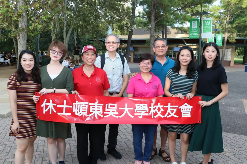2019 年 8 月 24 日李迎霞會長陪同東吳大學學妹參觀德州萊斯大學，並觀賞福爾摩沙馬戲團表演。