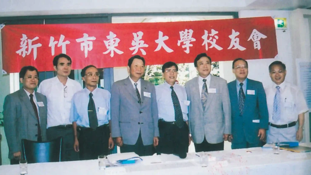 2003 年 8 月 31 日新竹市校友會成立大會，(右起)新竹市林政則市長、校友總會陳志川秘書長、劉源俊校長、新竹市校友會顏宗明會長、校友總會陸潤康理事長、新竹市議會鄭正宗議員、陳調鋌學長、謝政諭處長。