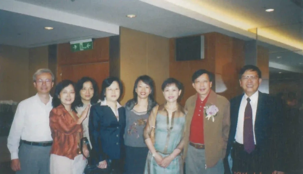 2004 年 11 月 6 日校長與您有約音樂茶會(新竹場)，劉兆玄校長與新竹市校友會顏宗明會長(右一)等校友合影。