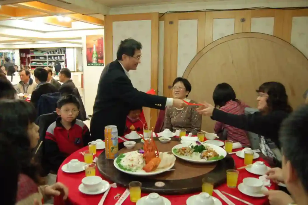 2008 年 2 月 17 日新春團拜，黃楓林會長發紅包。