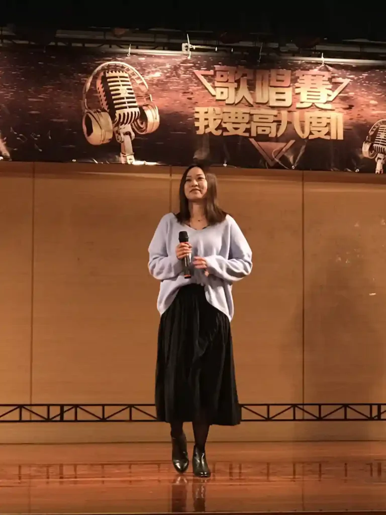 參加友好校友會舉辦的歌唱比賽。